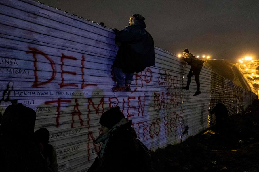 En torno a un millar de centroamericanos fracasaron en su intento desesperado de asaltar en masa y por la fuerza la frontera de Tijuana (México) con Estados Unidos