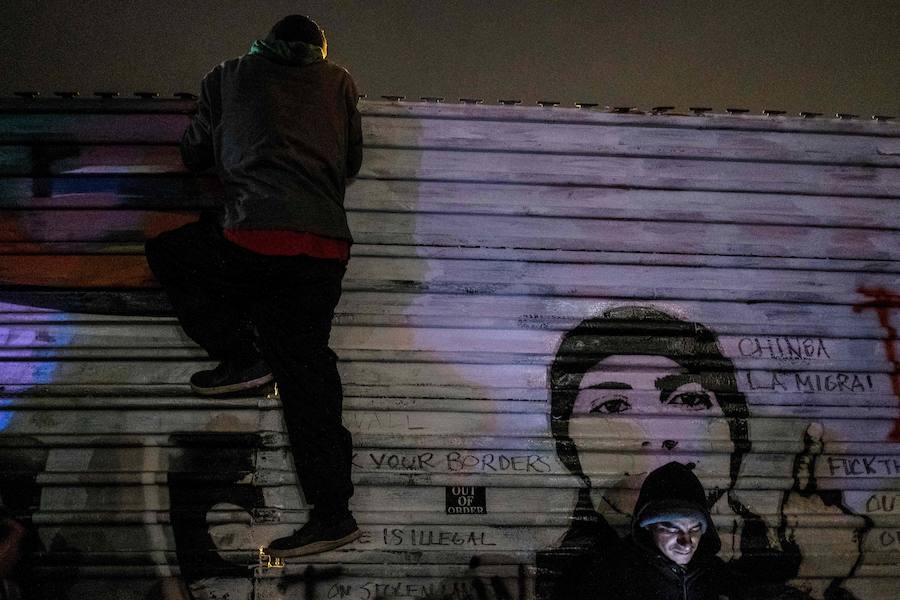 En torno a un millar de centroamericanos fracasaron en su intento desesperado de asaltar en masa y por la fuerza la frontera de Tijuana (México) con Estados Unidos