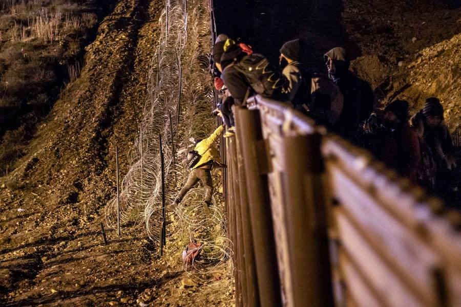 En torno a un millar de centroamericanos fracasaron en su intento desesperado de asaltar en masa y por la fuerza la frontera de Tijuana (México) con Estados Unidos