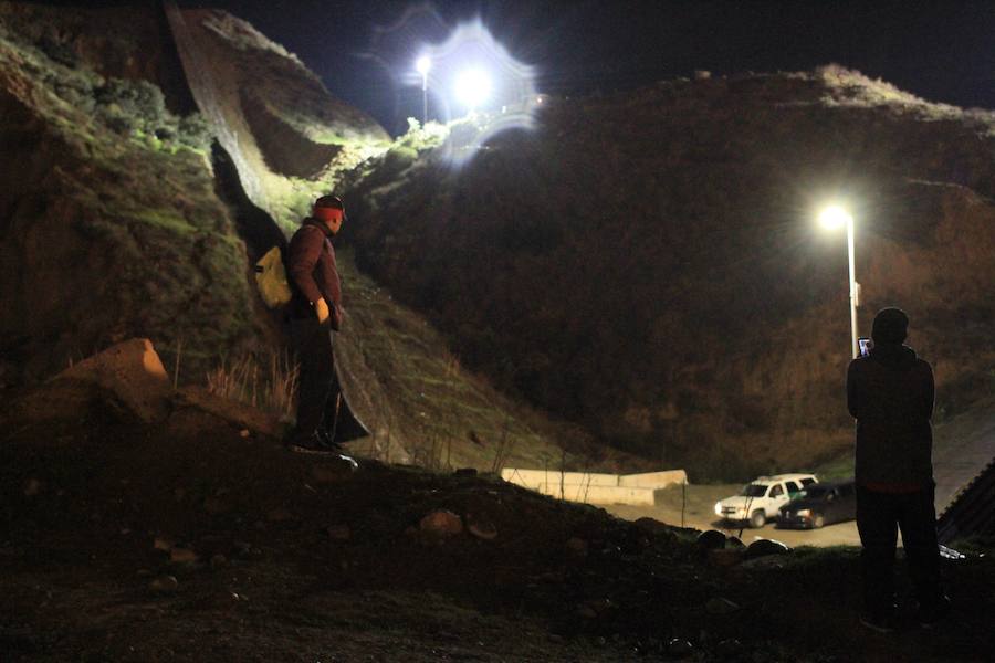 En torno a un millar de centroamericanos fracasaron en su intento desesperado de asaltar en masa y por la fuerza la frontera de Tijuana (México) con Estados Unidos