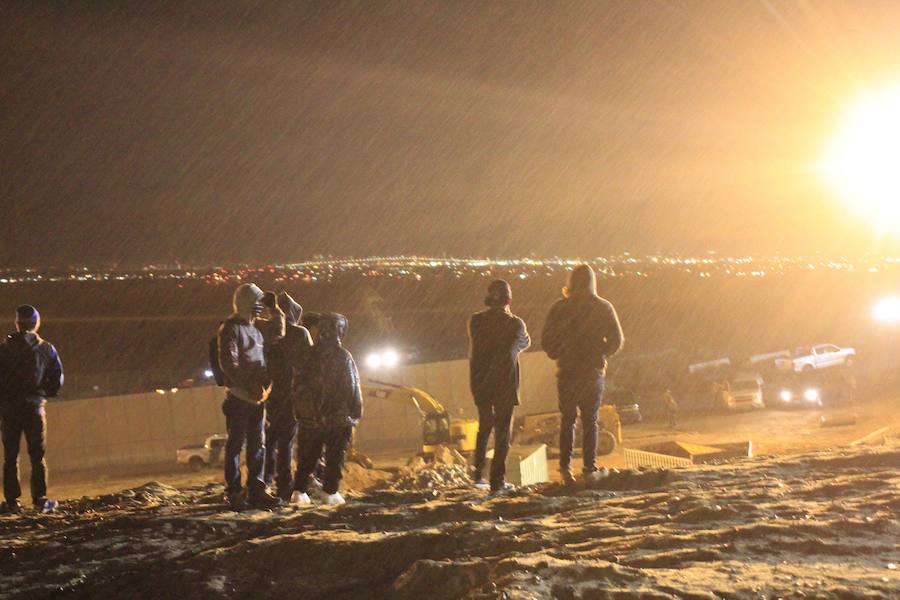 En torno a un millar de centroamericanos fracasaron en su intento desesperado de asaltar en masa y por la fuerza la frontera de Tijuana (México) con Estados Unidos