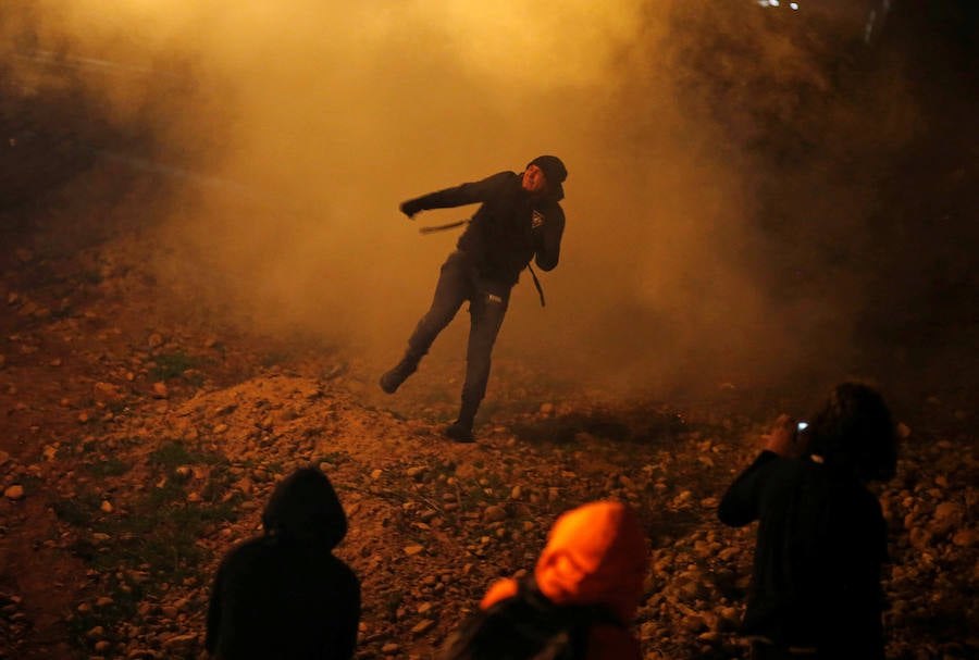 En torno a un millar de centroamericanos fracasaron en su intento desesperado de asaltar en masa y por la fuerza la frontera de Tijuana (México) con Estados Unidos