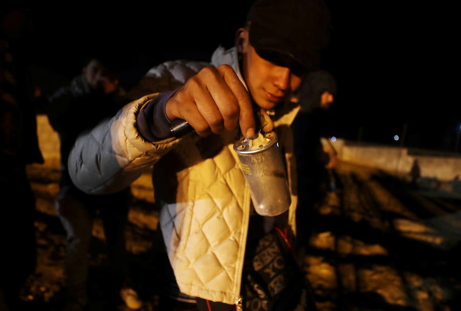 En torno a un millar de centroamericanos fracasaron en su intento desesperado de asaltar en masa y por la fuerza la frontera de Tijuana (México) con Estados Unidos