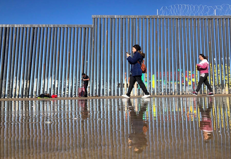 En torno a un millar de centroamericanos fracasaron en su intento desesperado de asaltar en masa y por la fuerza la frontera de Tijuana (México) con Estados Unidos