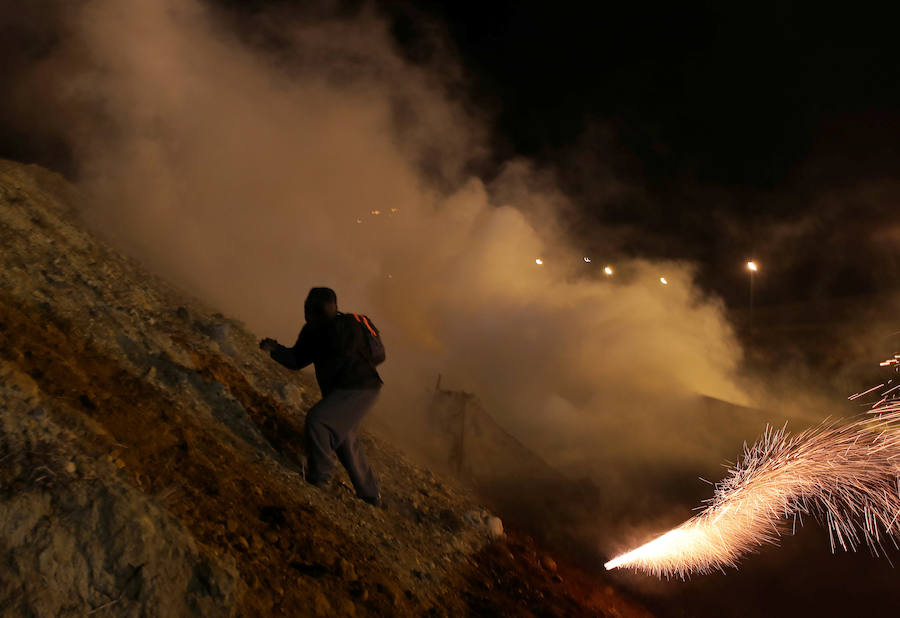 En torno a un millar de centroamericanos fracasaron en su intento desesperado de asaltar en masa y por la fuerza la frontera de Tijuana (México) con Estados Unidos