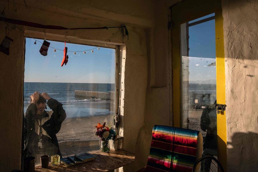 En torno a un millar de centroamericanos fracasaron en su intento desesperado de asaltar en masa y por la fuerza la frontera de Tijuana (México) con Estados Unidos