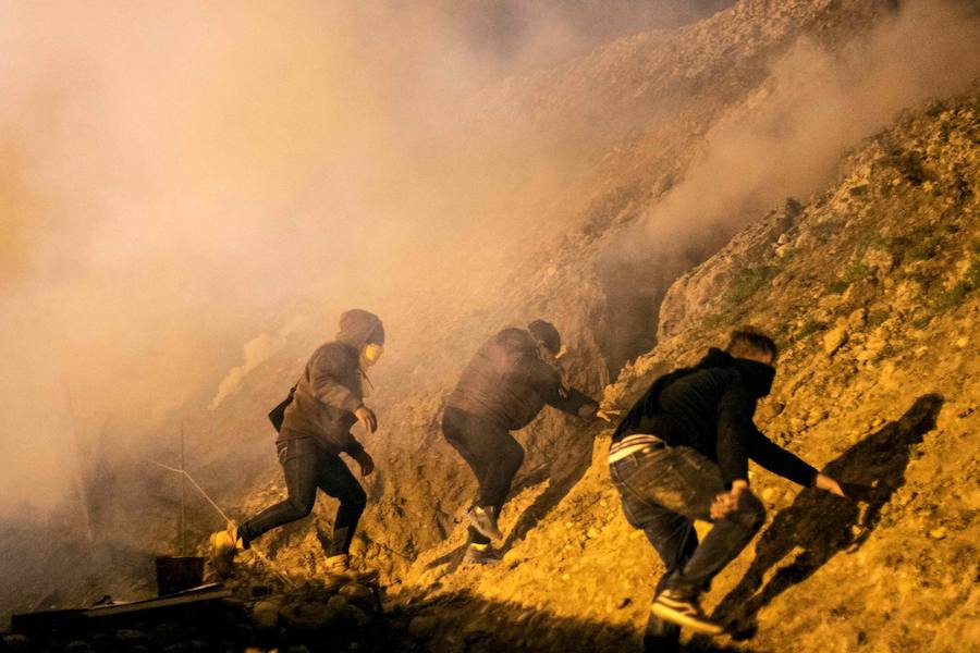 En torno a un millar de centroamericanos fracasaron en su intento desesperado de asaltar en masa y por la fuerza la frontera de Tijuana (México) con Estados Unidos