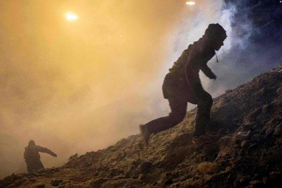 En torno a un millar de centroamericanos fracasaron en su intento desesperado de asaltar en masa y por la fuerza la frontera de Tijuana (México) con Estados Unidos