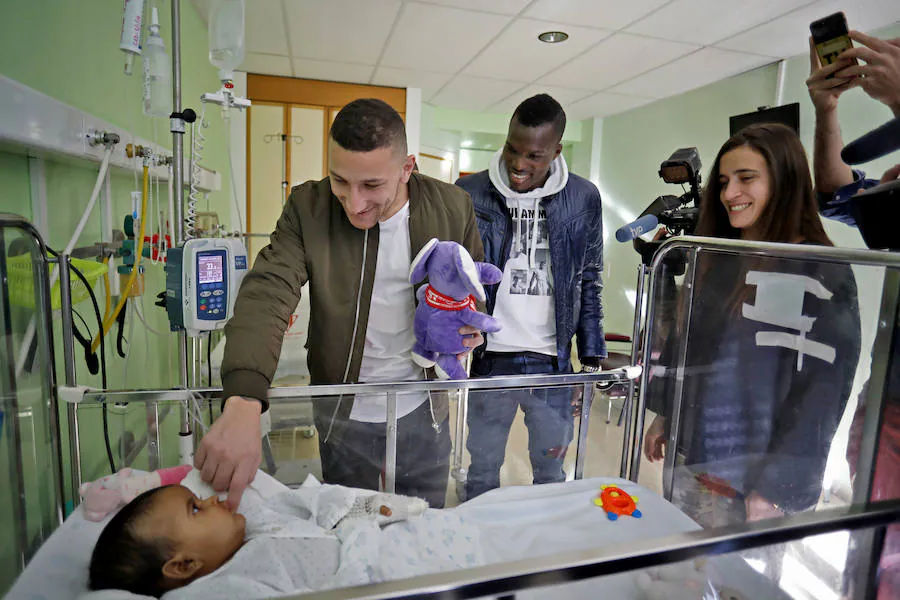 Los y las futbolistas del equipo rojiblanco han estado en el Hospital de Cabueñes repartiendo juguetes entre los más pequeños que pasan estas fiestas en el centro. 