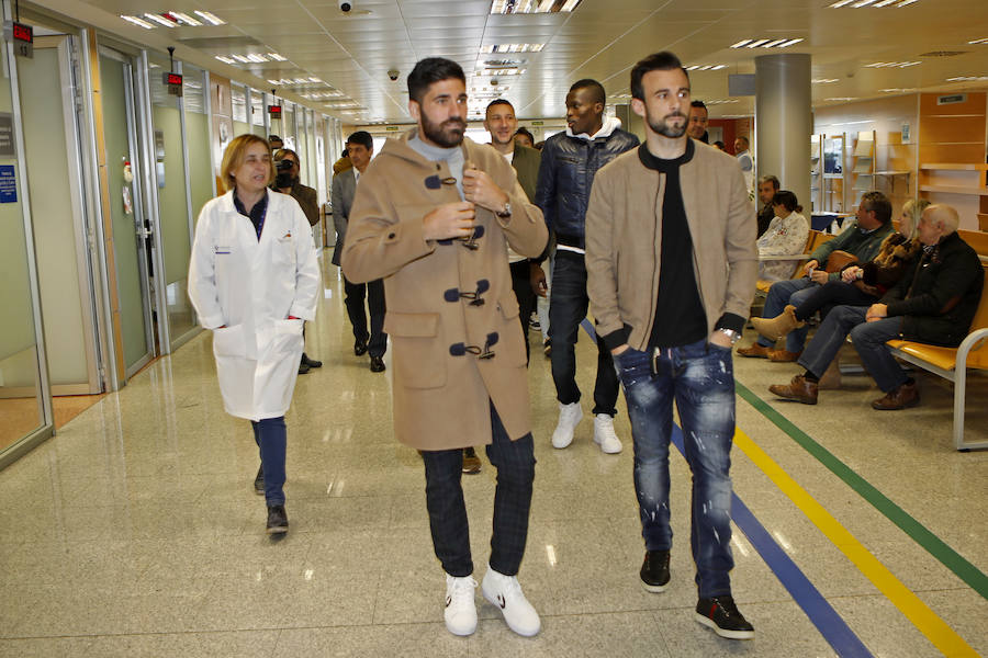 Los y las futbolistas del equipo rojiblanco han estado en el Hospital de Cabueñes repartiendo juguetes entre los más pequeños que pasan estas fiestas en el centro. 