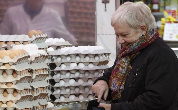 Una mujer compra en un mercado de Barcelona. 