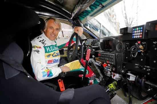 Jesús Calleja en el coche para el rally Dakar. 