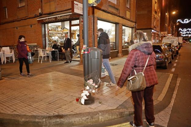 Flores y velas en la esquina donde el niño recibió primeros auxilios. 