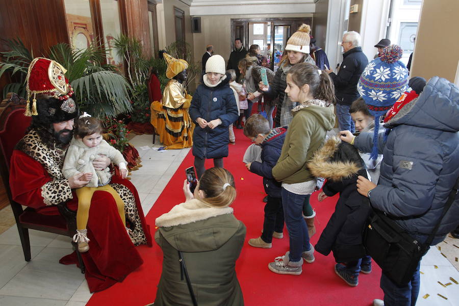 Largas colas a las puertas del Teatro Campoamor de Oviedo para ver a los Reyes Magos, que han tenido también un encuentro con las autoridades municipales.