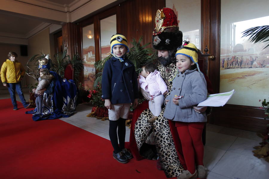 Largas colas a las puertas del Teatro Campoamor de Oviedo para ver a los Reyes Magos, que han tenido también un encuentro con las autoridades municipales.