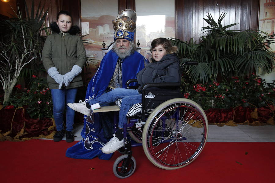 Largas colas a las puertas del Teatro Campoamor de Oviedo para ver a los Reyes Magos, que han tenido también un encuentro con las autoridades municipales.