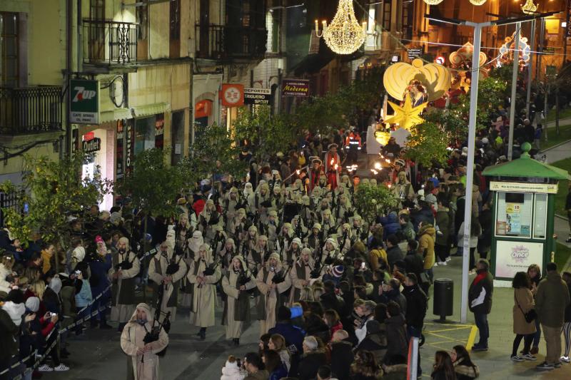 Los Reyes Magos llegaron en barco a Llanes, donde les esperaban centenares de personas que les acompañaron a lo largo de su recorrido por el centro de la villa. 