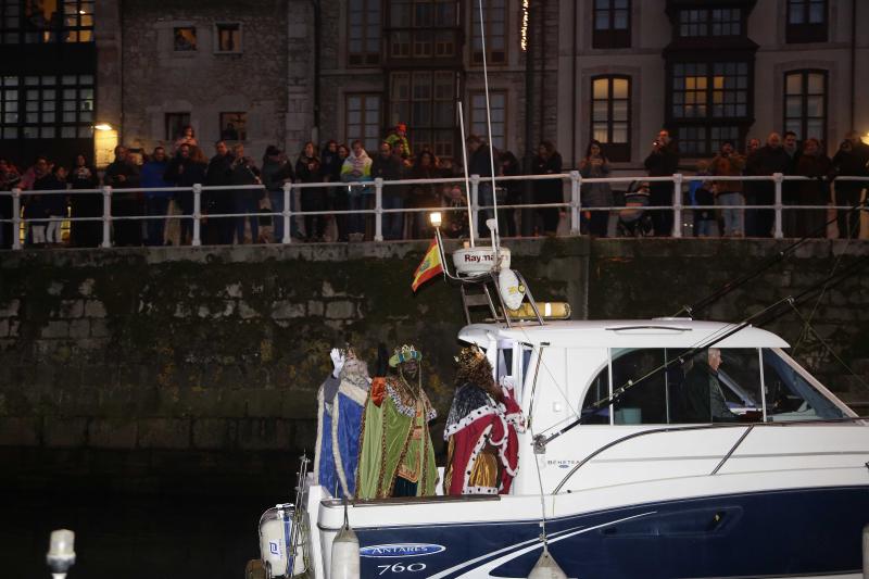 Los Reyes Magos llegaron en barco a Llanes, donde les esperaban centenares de personas que les acompañaron a lo largo de su recorrido por el centro de la villa. 