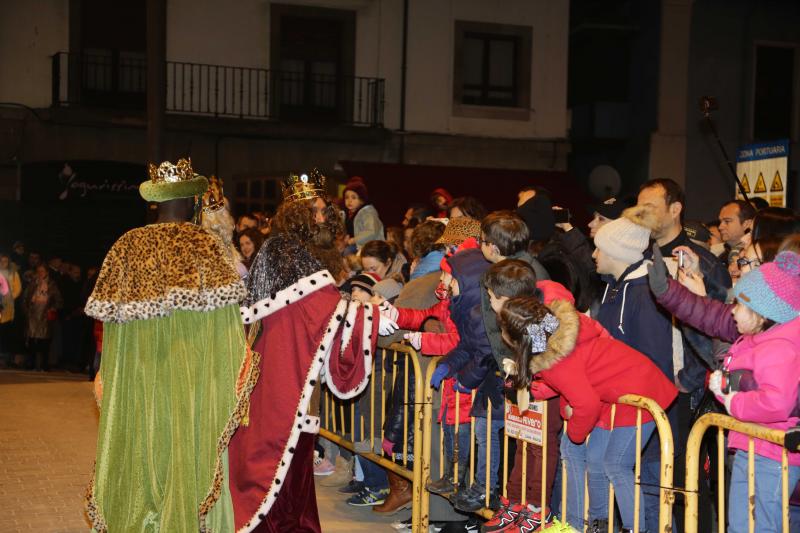 Los Reyes Magos llegaron en barco a Llanes, donde les esperaban centenares de personas que les acompañaron a lo largo de su recorrido por el centro de la villa. 