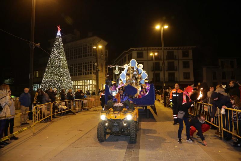 Los Reyes Magos llegaron en barco a Llanes, donde les esperaban centenares de personas que les acompañaron a lo largo de su recorrido por el centro de la villa. 