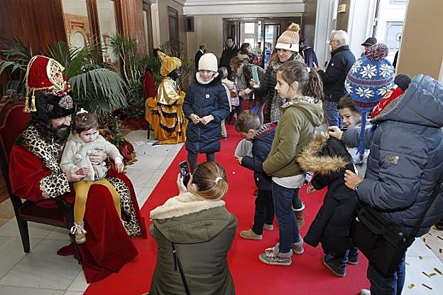 Expectación y cientos de fotos con los Reyes magos. 