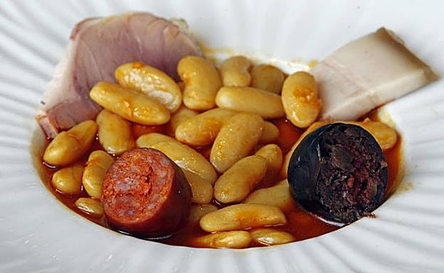 Plato de fabada asturiana. 
