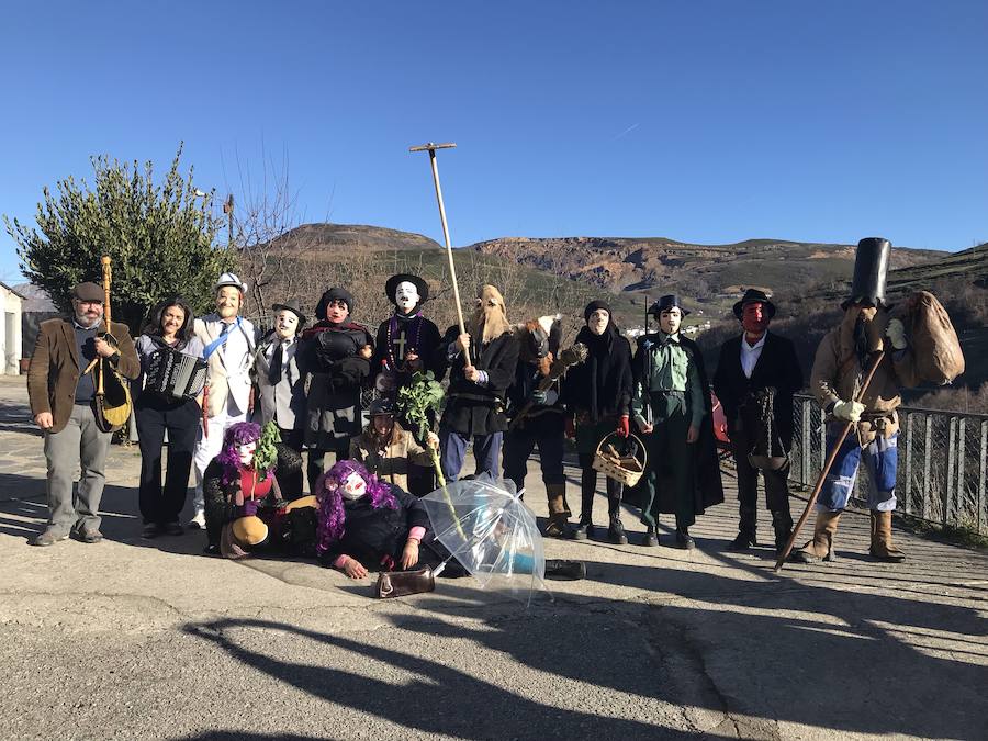 La tradicional mascarada de invierno recuperada en 2007 por la asociación cultural Tío Vitán volvió a sembrar el 'caos' en las calles de Tormaleo, en Ibias. Las travesuras de 'guapos' y 'feos' divirtieron a los vecinos, que cada año esperan sus llegada.