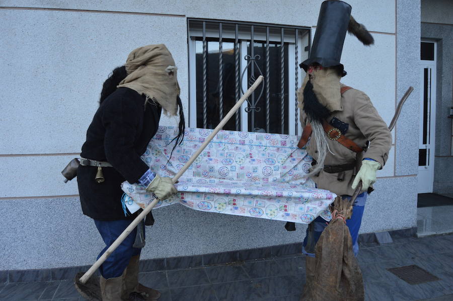 La tradicional mascarada de invierno recuperada en 2007 por la asociación cultural Tío Vitán volvió a sembrar el 'caos' en las calles de Tormaleo, en Ibias. Las travesuras de 'guapos' y 'feos' divirtieron a los vecinos, que cada año esperan sus llegada.