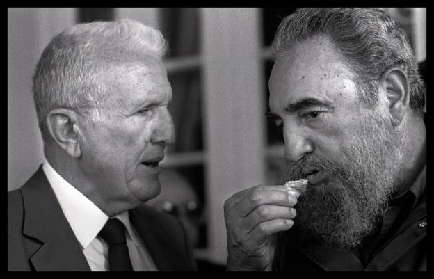 José Ramón 'el Gallego' Fernández y Fidel Castro, en noviembre de 1991, hablan antes del encuentro con periodistas y autoridades asturianas, que por vez primera asistían en viaje oficial a Cuba. 