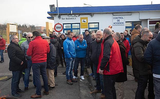 Concentración de los trabajadores de Alcoa en Avilés el pasado 31 de diciembre.