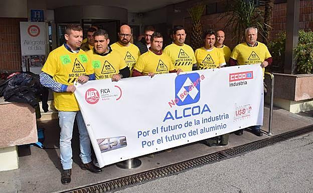 Los trabajadores de Alcoa, en una de las reuniones en Madrid.