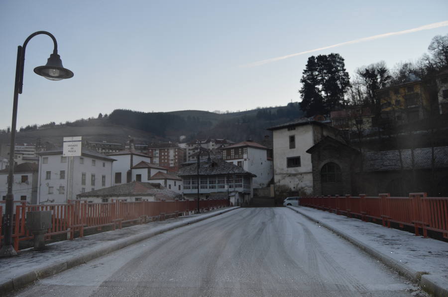 Gijón, Cangas del Narcea, Oviedo o Pajeres, al igual que otros muchos rincones de la región, amanecieron cubiertas de hielo