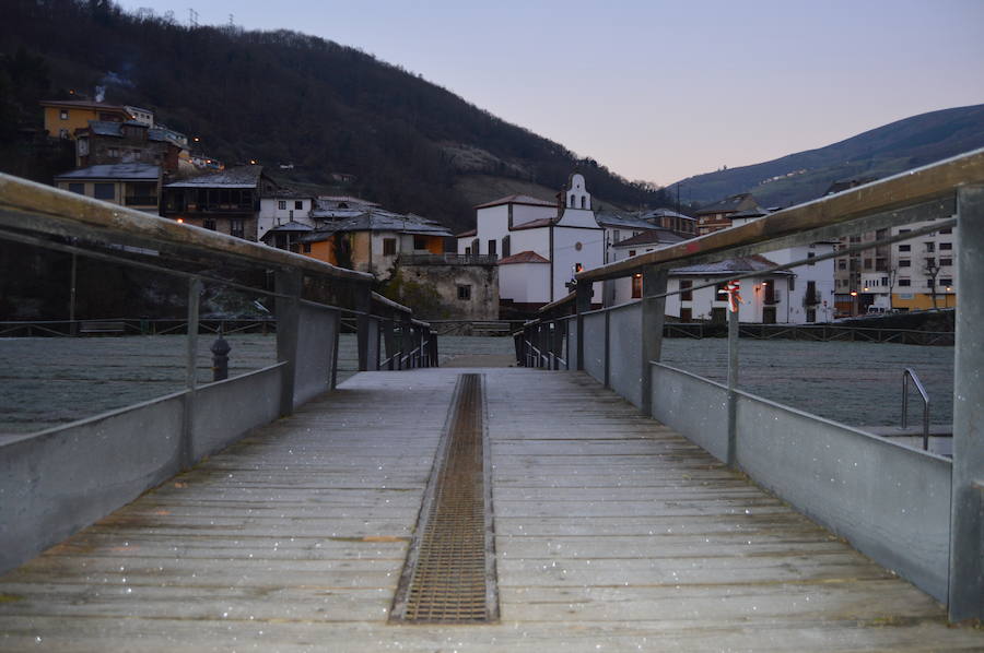 Gijón, Cangas del Narcea, Oviedo o Pajeres, al igual que otros muchos rincones de la región, amanecieron cubiertas de hielo