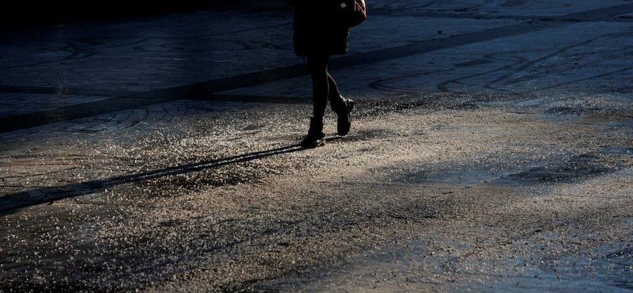 Gijón, Cangas del Narcea, Oviedo o Pajeres, al igual que otros muchos rincones de la región, amanecieron cubiertas de hielo