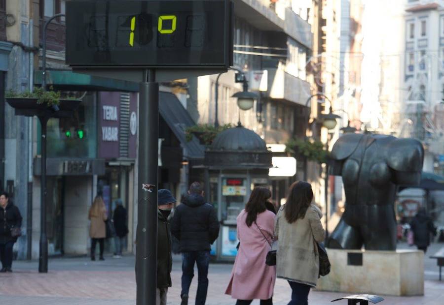 Gijón, Cangas del Narcea, Oviedo o Pajeres, al igual que otros muchos rincones de la región, amanecieron cubiertas de hielo