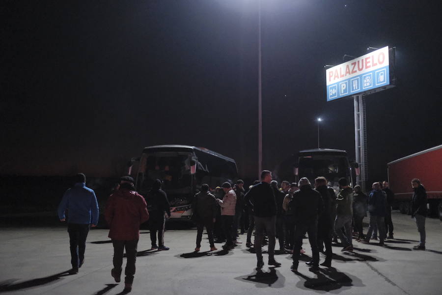 Siete autobuses completamente llenos partieron esta mañana desde Parque Astur hacia la capital para participar en una movilización ante el Ministerio de Industria bajo el lema: «¡Alcoa no se cierra!»