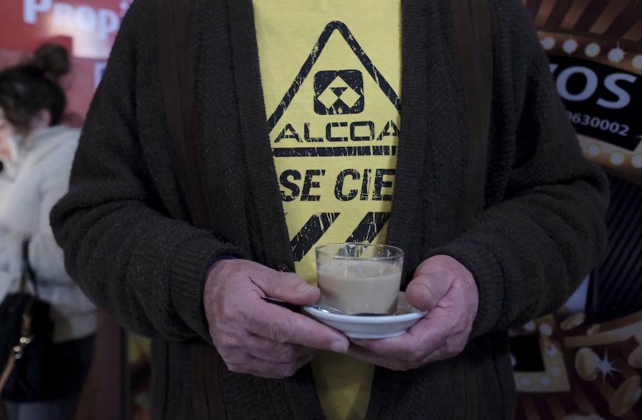 Siete autobuses completamente llenos partieron esta mañana desde Parque Astur hacia la capital para participar en una movilización ante el Ministerio de Industria bajo el lema: «¡Alcoa no se cierra!»