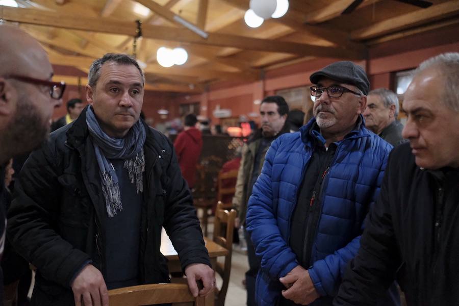 Siete autobuses completamente llenos partieron esta mañana desde Parque Astur hacia la capital para participar en una movilización ante el Ministerio de Industria bajo el lema: «¡Alcoa no se cierra!»