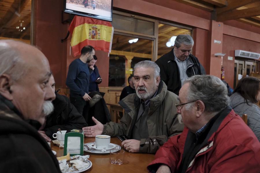 Siete autobuses completamente llenos partieron esta mañana desde Parque Astur hacia la capital para participar en una movilización ante el Ministerio de Industria bajo el lema: «¡Alcoa no se cierra!»