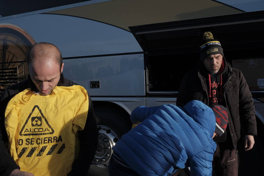 Siete autobuses completamente llenos partieron esta mañana desde Parque Astur hacia la capital para participar en una movilización ante el Ministerio de Industria bajo el lema: «¡Alcoa no se cierra!»