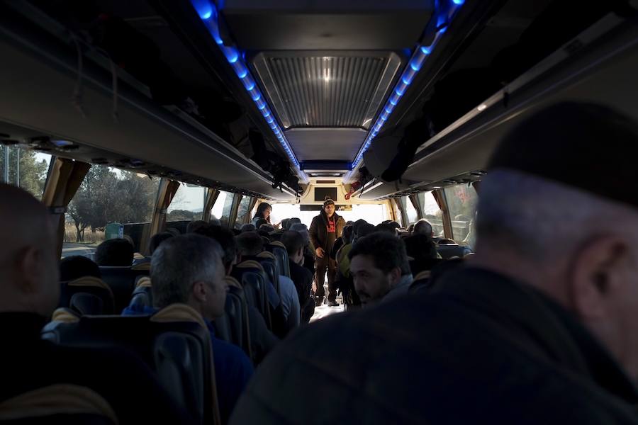 Siete autobuses completamente llenos partieron esta mañana desde Parque Astur hacia la capital para participar en una movilización ante el Ministerio de Industria bajo el lema: «¡Alcoa no se cierra!»