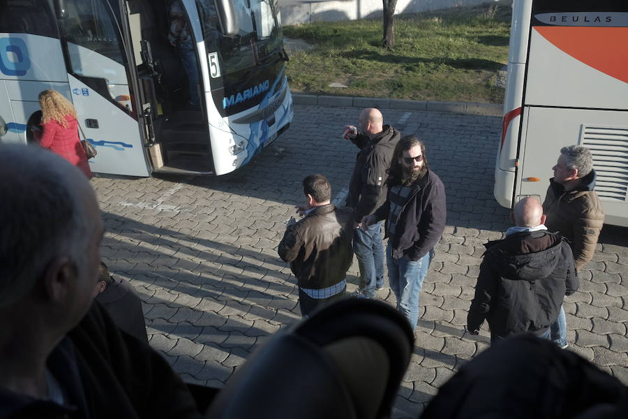 Siete autobuses completamente llenos partieron esta mañana desde Parque Astur hacia la capital para participar en una movilización ante el Ministerio de Industria bajo el lema: «¡Alcoa no se cierra!»