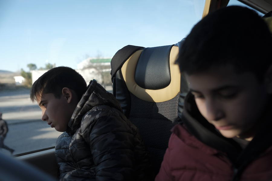 Siete autobuses completamente llenos partieron esta mañana desde Parque Astur hacia la capital para participar en una movilización ante el Ministerio de Industria bajo el lema: «¡Alcoa no se cierra!»