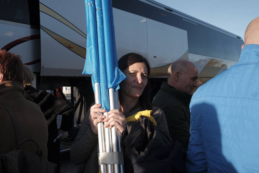 Siete autobuses completamente llenos partieron esta mañana desde Parque Astur hacia la capital para participar en una movilización ante el Ministerio de Industria bajo el lema: «¡Alcoa no se cierra!»
