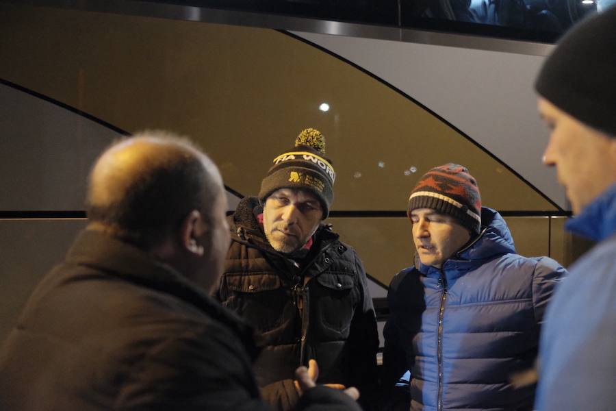 Siete autobuses completamente llenos partieron esta mañana desde Parque Astur hacia la capital para participar en una movilización ante el Ministerio de Industria bajo el lema: «¡Alcoa no se cierra!»