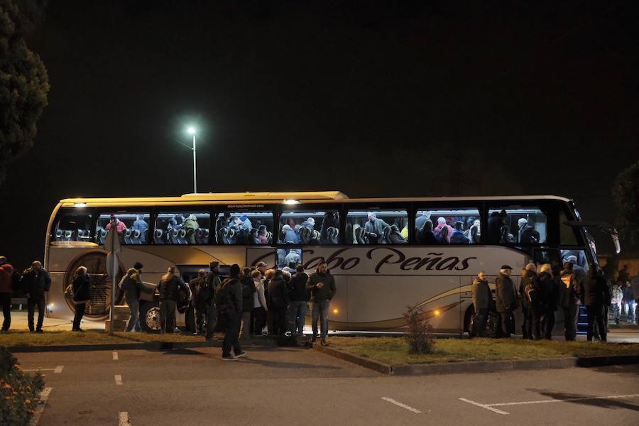 Siete autobuses completamente llenos partieron esta mañana desde Parque Astur hacia la capital para participar en una movilización ante el Ministerio de Industria bajo el lema: «¡Alcoa no se cierra!»
