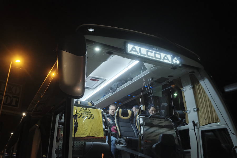 Siete autobuses completamente llenos partieron esta mañana desde Parque Astur hacia la capital para participar en una movilización ante el Ministerio de Industria bajo el lema: «¡Alcoa no se cierra!»