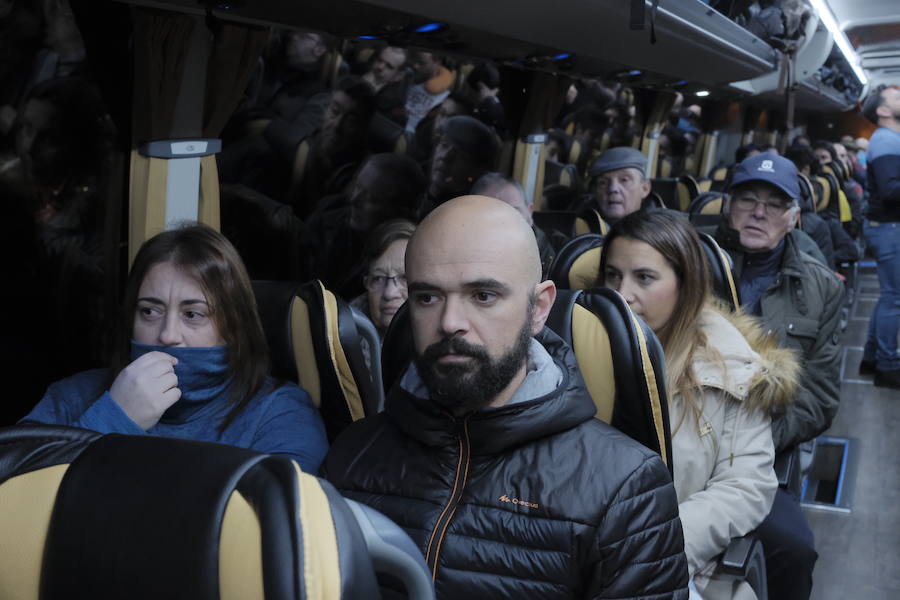 Siete autobuses completamente llenos partieron esta mañana desde Parque Astur hacia la capital para participar en una movilización ante el Ministerio de Industria bajo el lema: «¡Alcoa no se cierra!»
