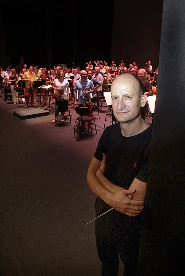 Guillermo García Calvo, durante una pausa del ensayo con la OSPA y Oviedo Filarmonía para el 'Sigfrido' de 2017. 