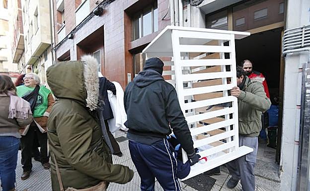Durante el desalojo de la vivienda, esta mañana.